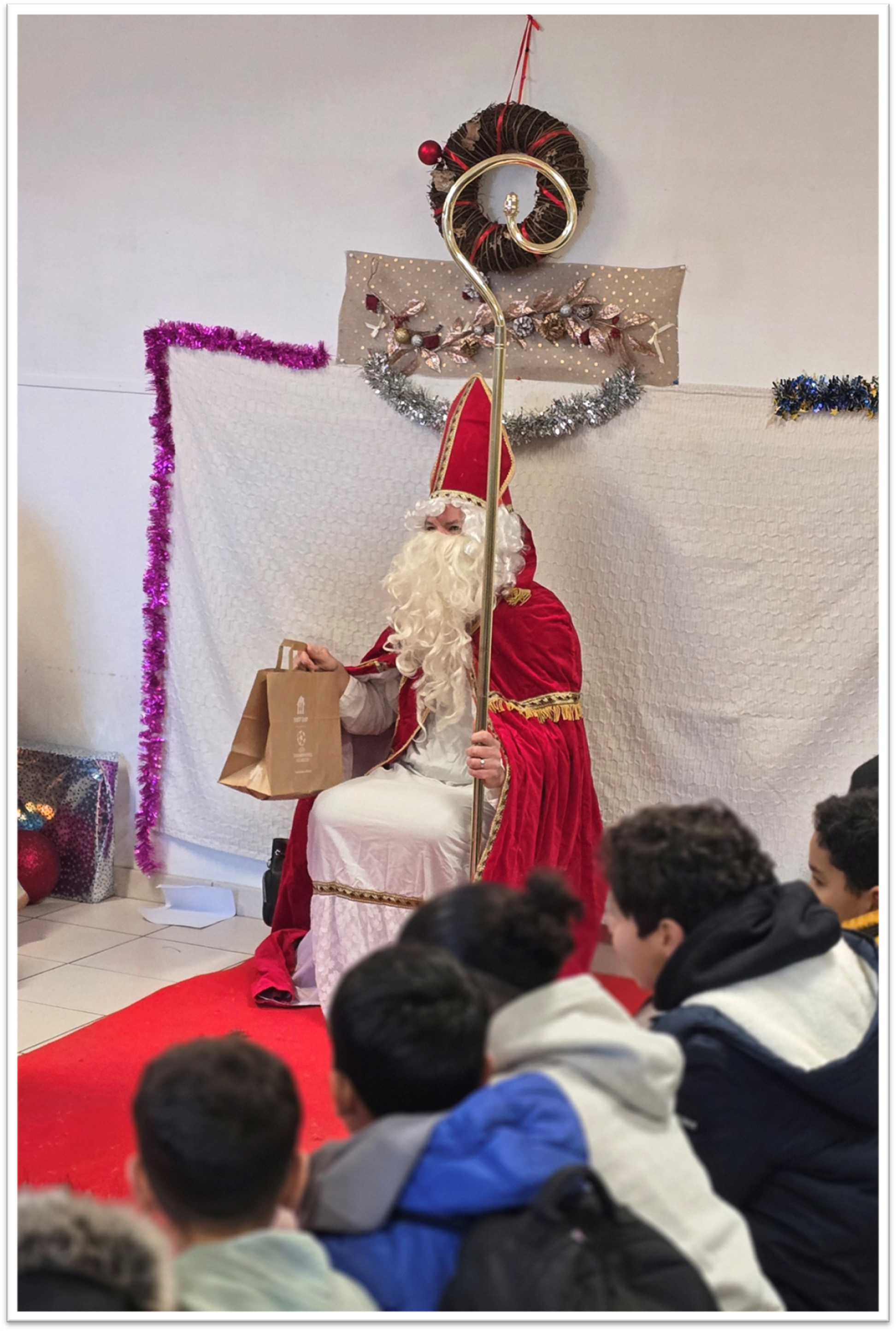 Une image contenant habits, intérieur, mur, personne
Le contenu généré par l’IA peut être incorrect.