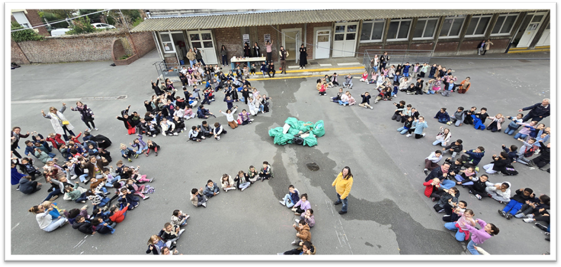 Une image contenant plein air, personnes, sol, groupe
Le contenu généré par l’IA peut être incorrect.